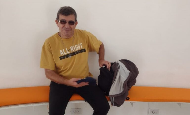 20250608 CLAUDIO CARDONA EN LA SALA REMERA ALL RIGHT